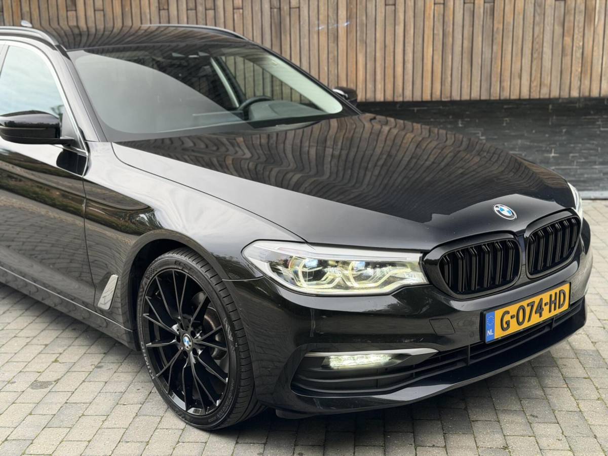 BMW 5 Serie BMW 5-serie Touring 520i High Executive Automaat | Apple CarPlay | Leren bekleding | Stoelverwarming | LED verlichting | Comfortstoelen met memory-functie | Draadloze telefoonlader | Achteruitrijcamera