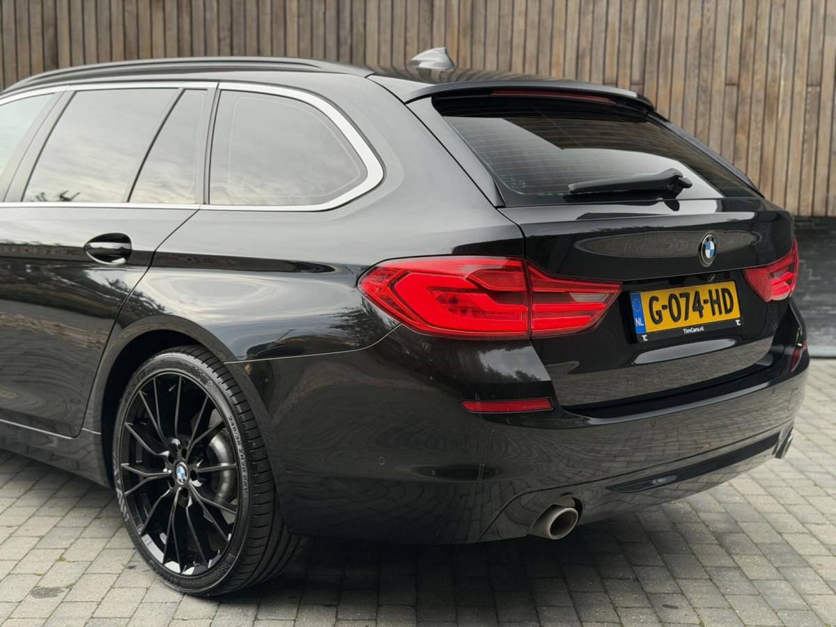 BMW 5 Serie BMW 5-serie Touring 520i High Executive Automaat | Apple CarPlay | Leren bekleding | Stoelverwarming | LED verlichting | Comfortstoelen met memory-functie | Draadloze telefoonlader | Achteruitrijcamera