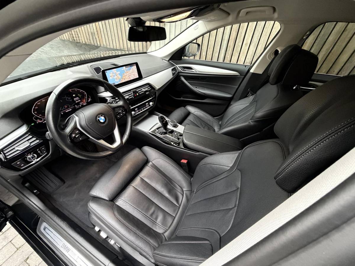 BMW 5 Serie BMW 5-serie Touring 520i High Executive Automaat | Apple CarPlay | Leren bekleding | Stoelverwarming | LED verlichting | Comfortstoelen met memory-functie | Draadloze telefoonlader | Achteruitrijcamera
