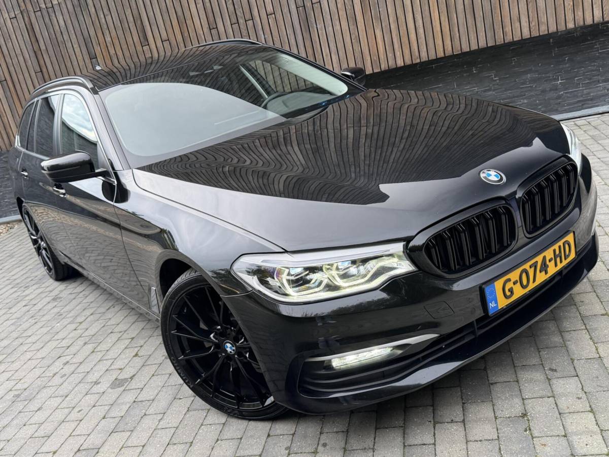 BMW 5 Serie BMW 5-serie Touring 520i High Executive Automaat | Apple CarPlay | Leren bekleding | Stoelverwarming | LED verlichting | Comfortstoelen met memory-functie | Draadloze telefoonlader | Achteruitrijcamera