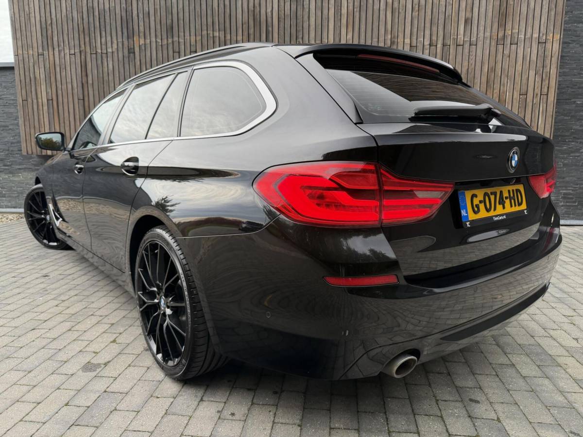 BMW 5 Serie BMW 5-serie Touring 520i High Executive Automaat | Apple CarPlay | Leren bekleding | Stoelverwarming | LED verlichting | Comfortstoelen met memory-functie | Draadloze telefoonlader | Achteruitrijcamera