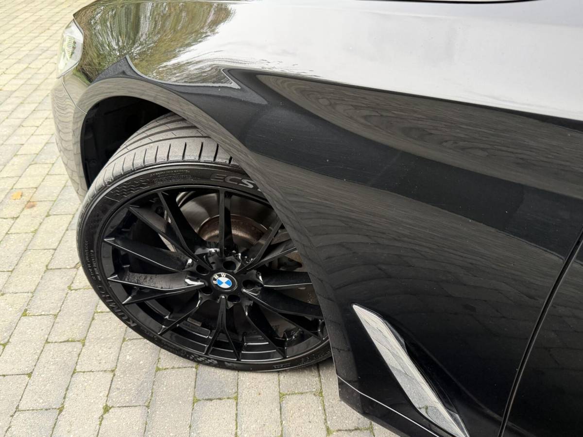 BMW 5 Serie BMW 5-serie Touring 520i High Executive Automaat | Apple CarPlay | Leren bekleding | Stoelverwarming | LED verlichting | Comfortstoelen met memory-functie | Draadloze telefoonlader | Achteruitrijcamera