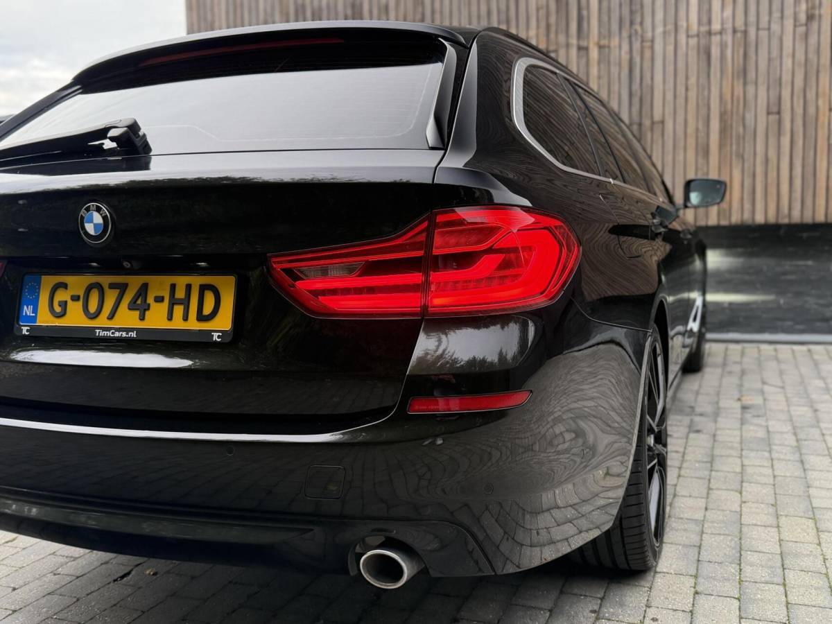 BMW 5 Serie BMW 5-serie Touring 520i High Executive Automaat | Apple CarPlay | Leren bekleding | Stoelverwarming | LED verlichting | Comfortstoelen met memory-functie | Draadloze telefoonlader | Achteruitrijcamera