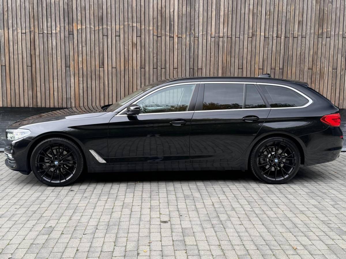 BMW 5 Serie BMW 5-serie Touring 520i High Executive Automaat | Apple CarPlay | Leren bekleding | Stoelverwarming | LED verlichting | Comfortstoelen met memory-functie | Draadloze telefoonlader | Achteruitrijcamera