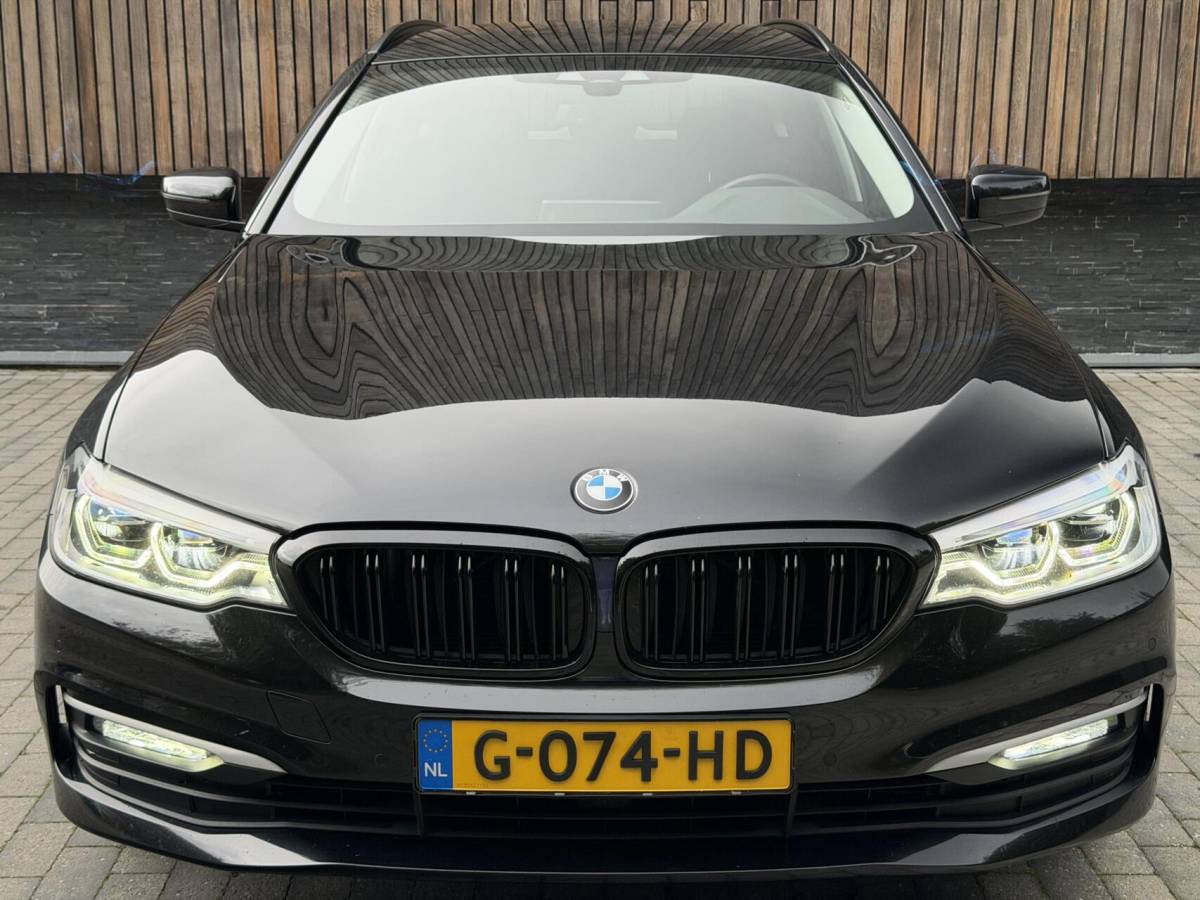 BMW 5 Serie BMW 5-serie Touring 520i High Executive Automaat | Apple CarPlay | Leren bekleding | Stoelverwarming | LED verlichting | Comfortstoelen met memory-functie | Draadloze telefoonlader | Achteruitrijcamera