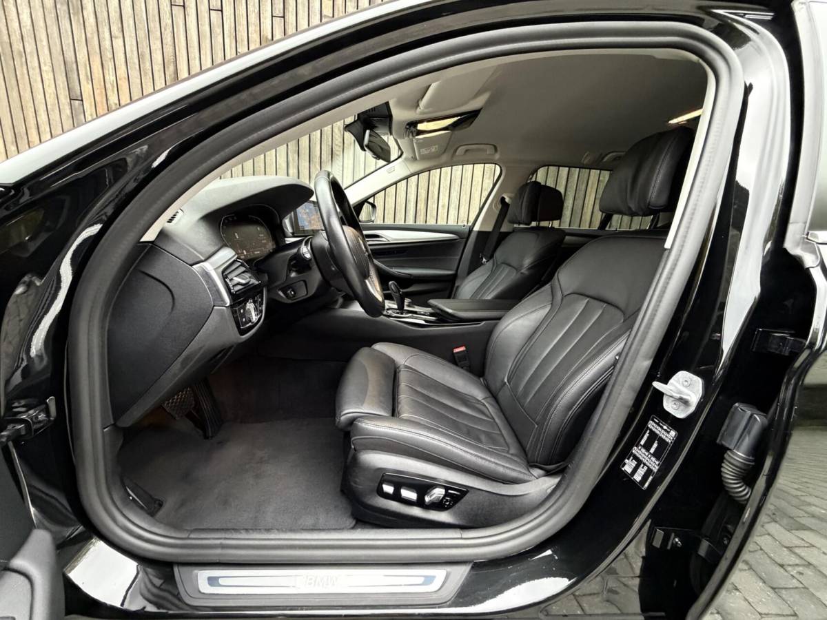 BMW 5 Serie BMW 5-serie Touring 520i High Executive Automaat | Apple CarPlay | Leren bekleding | Stoelverwarming | LED verlichting | Comfortstoelen met memory-functie | Draadloze telefoonlader | Achteruitrijcamera