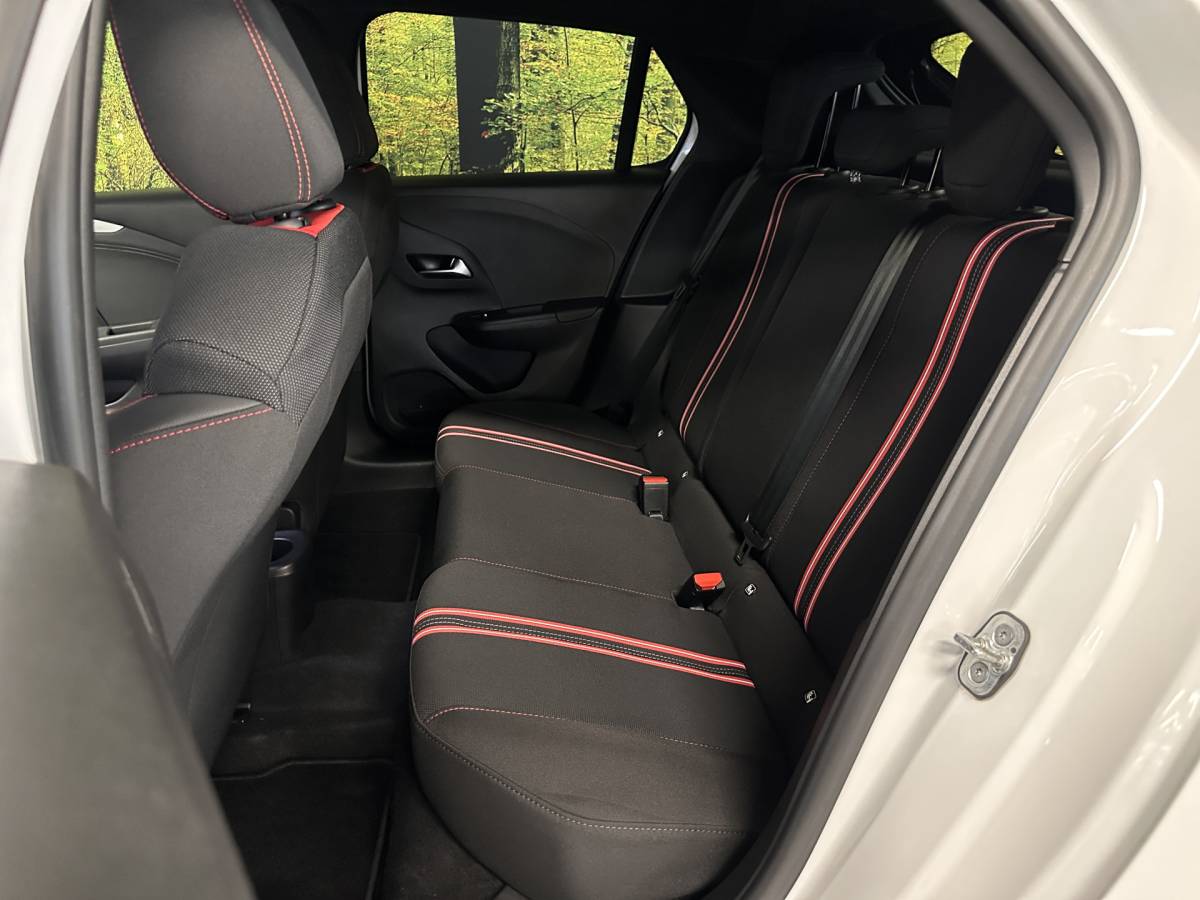 Opel Corsa Opel Corsa 1.2 GS Line | Cruise Control | Apple Carplay | Android Auto | Achteruitrijcamera | Parkeersensoren | Dodehoeksensor | DAB | Lane Assist