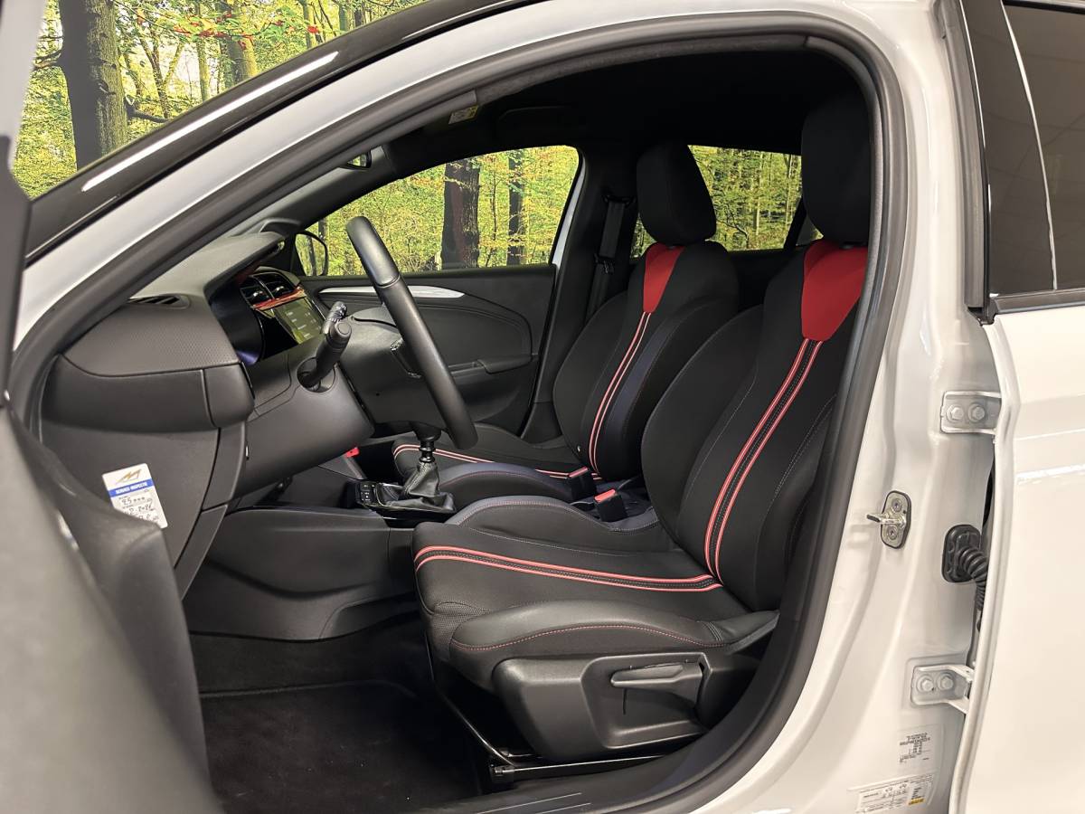 Opel Corsa Opel Corsa 1.2 GS Line | Cruise Control | Apple Carplay | Android Auto | Achteruitrijcamera | Parkeersensoren | Dodehoeksensor | DAB | Lane Assist
