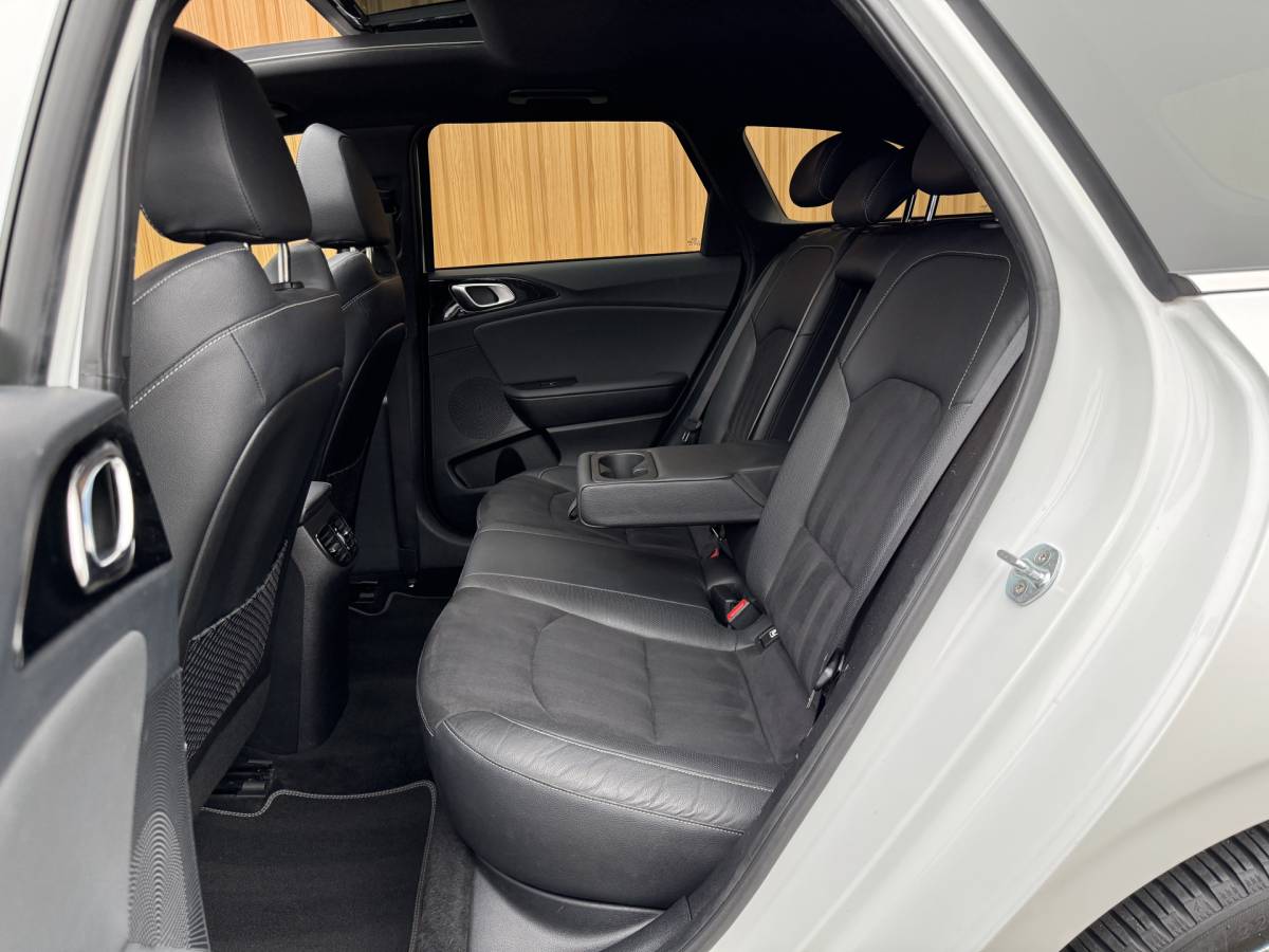 Kia Ceed Sportswagon Kia Ceed Sportswagon 1.0 T-GDi GT-Line | Panoramadak | Stuurwielverwarming | Stoelverwarming | Camera | DAB | Apple Carplay | Android Auto | Lane Assist | Keyless Go | Keyless Entry |