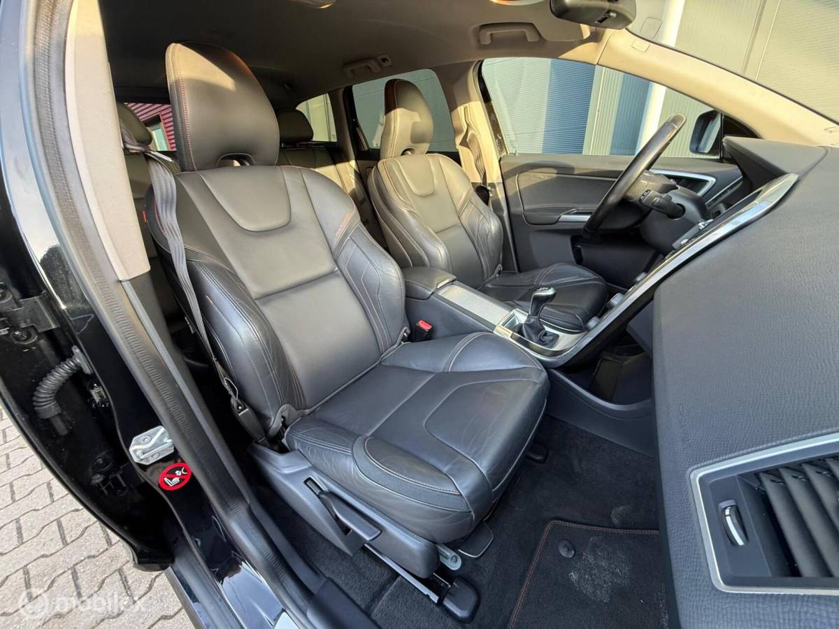 Volvo XC60 Volvo XC60 2.0 D3 FWD Ocean Race Clima/Cruise/PDC/Trekhaak