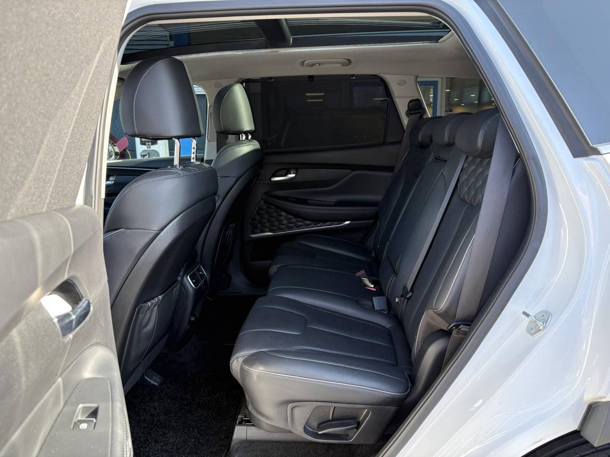 Hyundai Santa Fe Hyundai Santa Fe 1.6 T-GDI PHEV Premium Sky 7p. | Afneembare trekhaak | Panoramadak | Stoelverwarming | Adaptive cruise control | Camera | KRELL