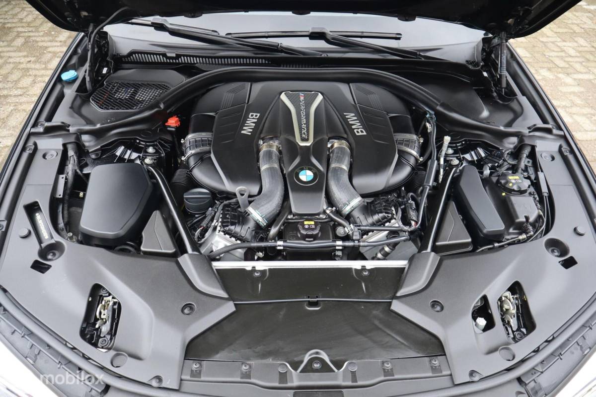 BMW 5 Serie BMW M550i xDrive High Ex 544pk | pano | CoPilot | nappaleer
