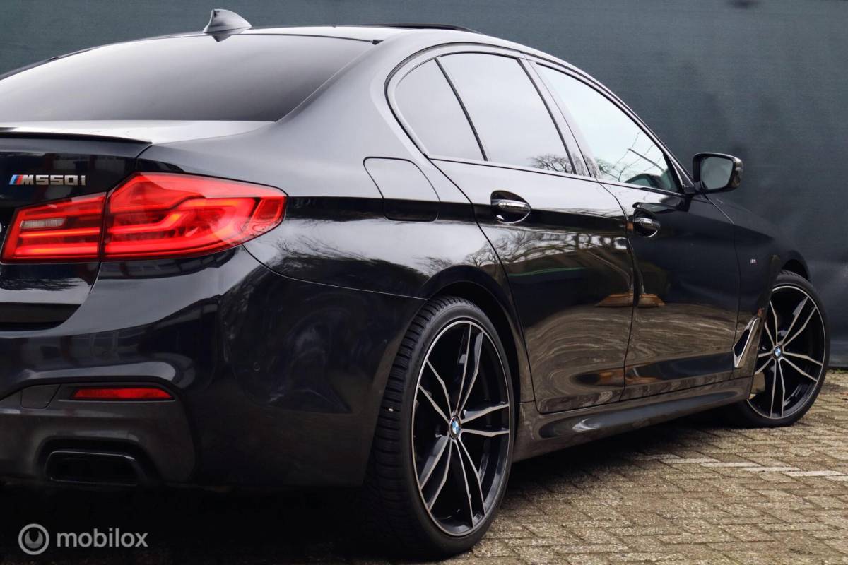 BMW 5 Serie BMW M550i xDrive High Ex 544pk | pano | CoPilot | nappaleer