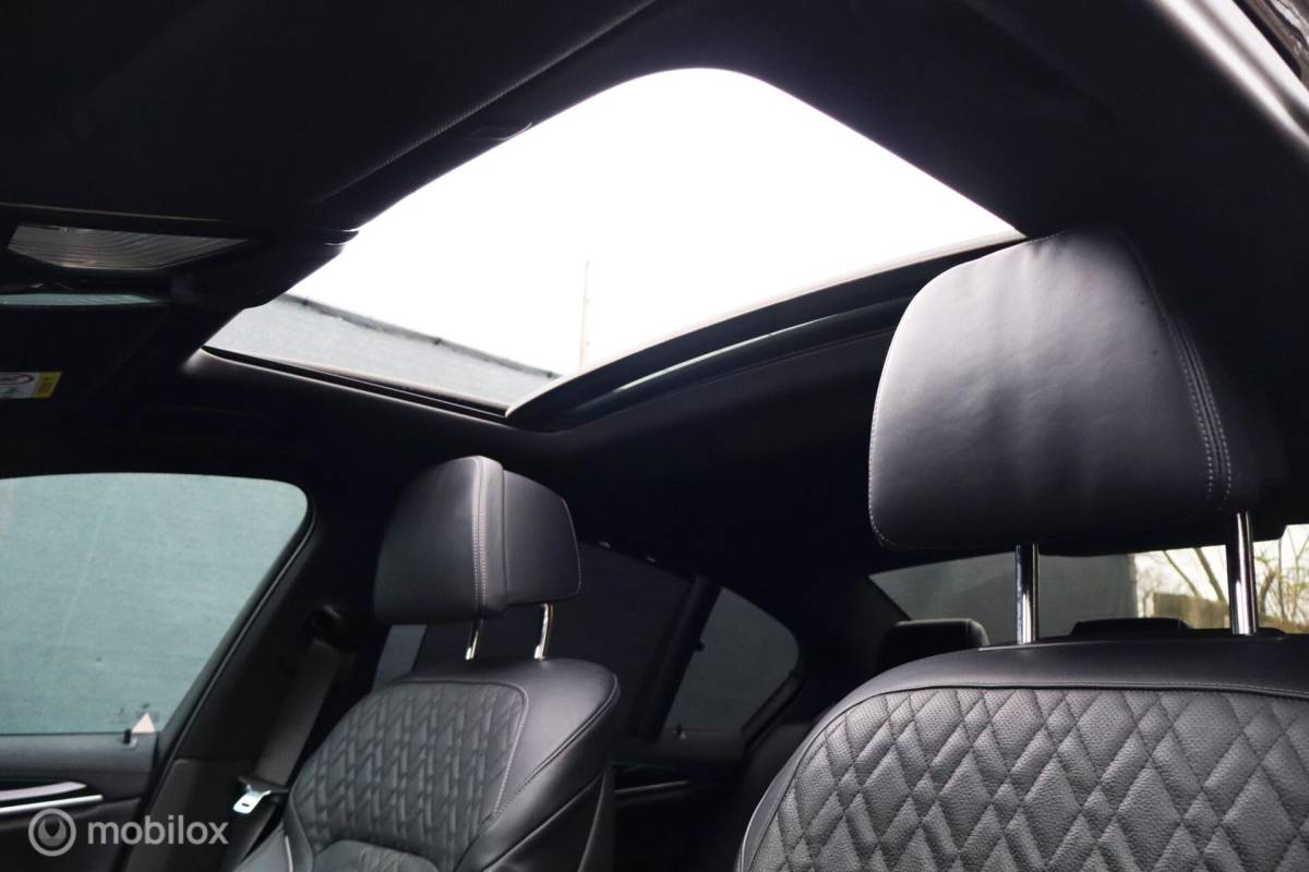 BMW 5 Serie BMW M550i xDrive High Ex 544pk | pano | CoPilot | nappaleer