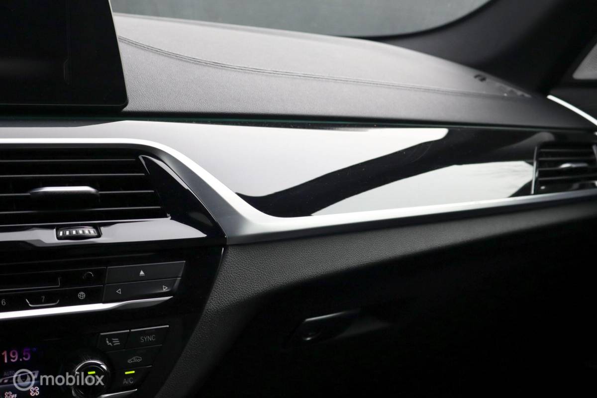 BMW 5 Serie BMW M550i xDrive High Ex 544pk | pano | CoPilot | nappaleer