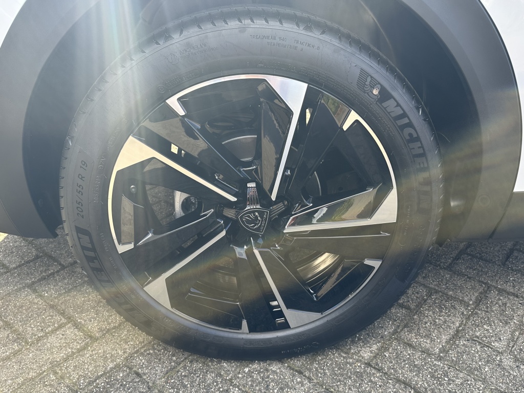 Peugeot 408 Peugeot 408 1.2 Hybid 136PK Allure