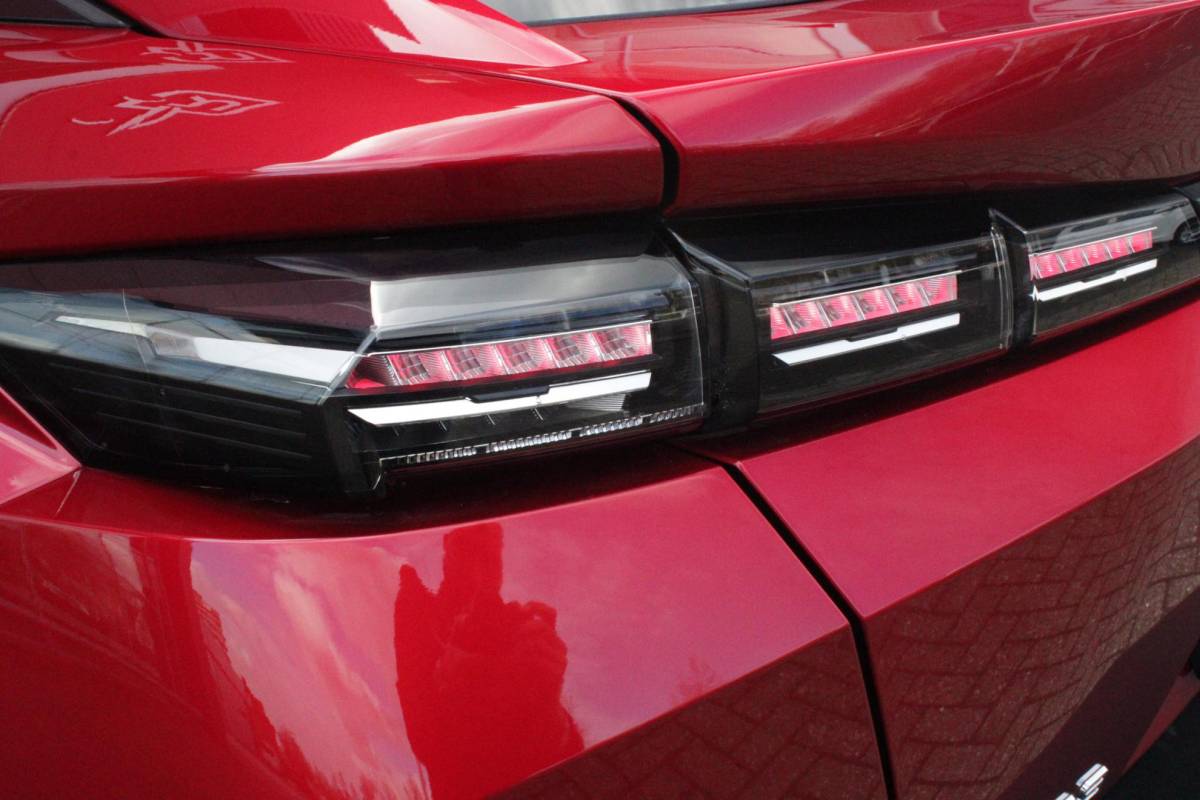 Peugeot 408 Peugeot 408 1.2 Hybrid 145PK ALLURE | ACHTERUITRIJ CAMERA | KEYLESS ENTRY/START | DRAADLOOS APPLE CARPLAY/ANDROID AUTO | DRAADLOOS TELEFOONLADEN | DAB+ RADIO | NAVIGATIE | ADAPTIVE CRUISE CONTROL | 19″ LICHTMETALEN VELGEN | PARKEERSENSOREN ACHTER |