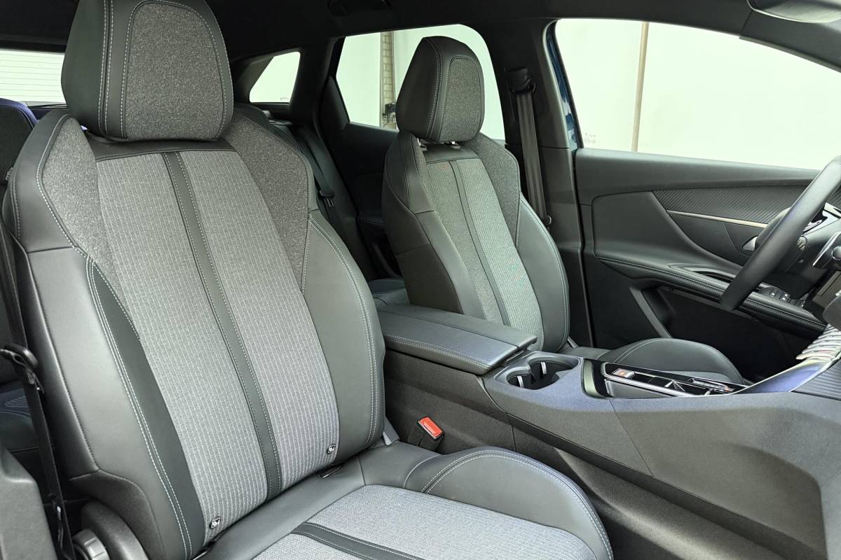 Peugeot 3008 Peugeot 3008 1.6 HYbrid 180 Allure Pack Business | 19 inch | Automaat | Navigatie | Camera | Climate control | Parkeersensoren