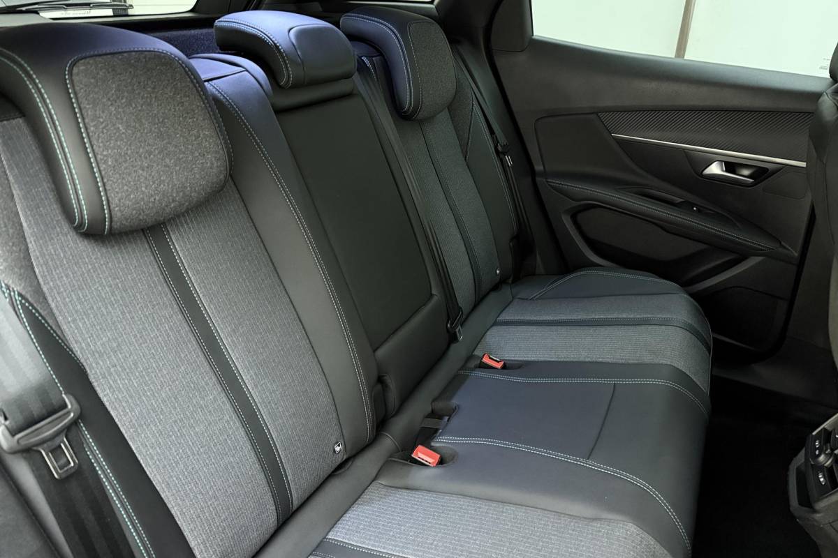 Peugeot 3008 Peugeot 3008 1.6 HYbrid 180 Allure Pack Business | 19 inch | Automaat | Navigatie | Camera | Climate control | Parkeersensoren