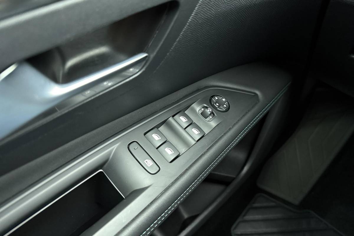 Peugeot 3008 Peugeot 3008 1.6 HYbrid 180 Allure Pack Business | 19 inch | Automaat | Navigatie | Camera | Climate control | Parkeersensoren