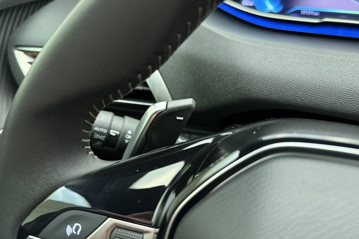 Peugeot 3008 Peugeot 3008 1.6 HYbrid 180 Allure Pack Business | 19 inch | Automaat | Navigatie | Camera | Climate control | Parkeersensoren