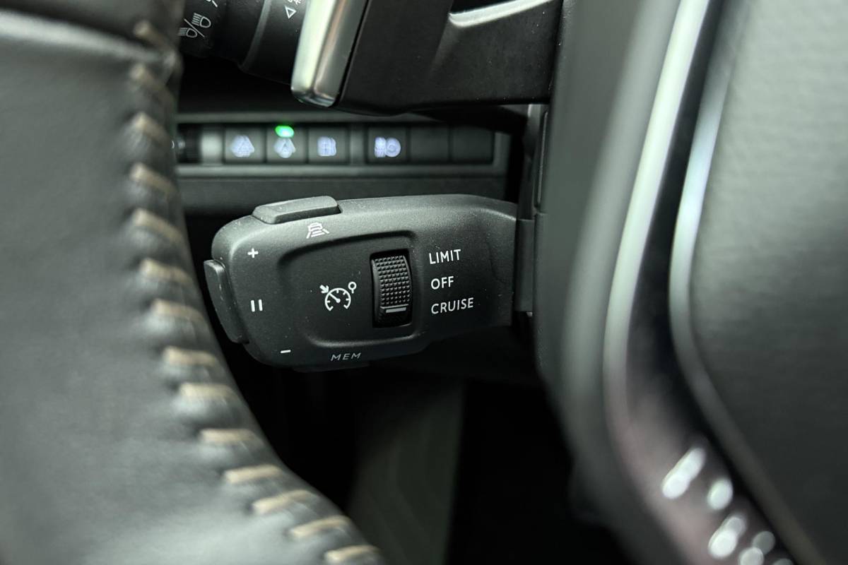 Peugeot 3008 Peugeot 3008 1.6 HYbrid 180 Allure Pack Business | 19 inch | Automaat | Navigatie | Camera | Climate control | Parkeersensoren