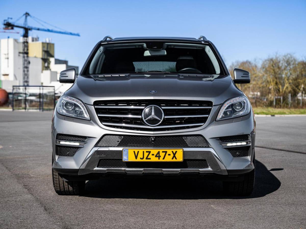 Mercedes-Benz M-Klasse Mercedes M-klasse ML 350 BlueTec AMG Grijs Kenteken Panorama Trekhaak 3500KG Distronic Xenon Luchtvering
