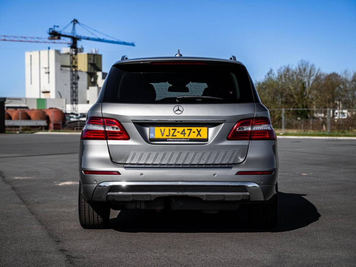Mercedes-Benz M-Klasse Mercedes M-klasse ML 350 BlueTec AMG Grijs Kenteken Panorama Trekhaak 3500KG Distronic Xenon Luchtvering