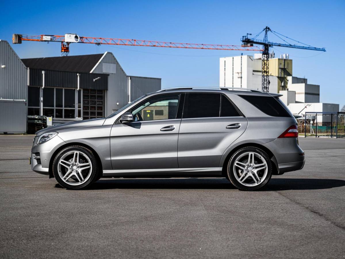 Mercedes-Benz M-Klasse Mercedes M-klasse ML 350 BlueTec AMG Grijs Kenteken Panorama Trekhaak 3500KG Distronic Xenon Luchtvering