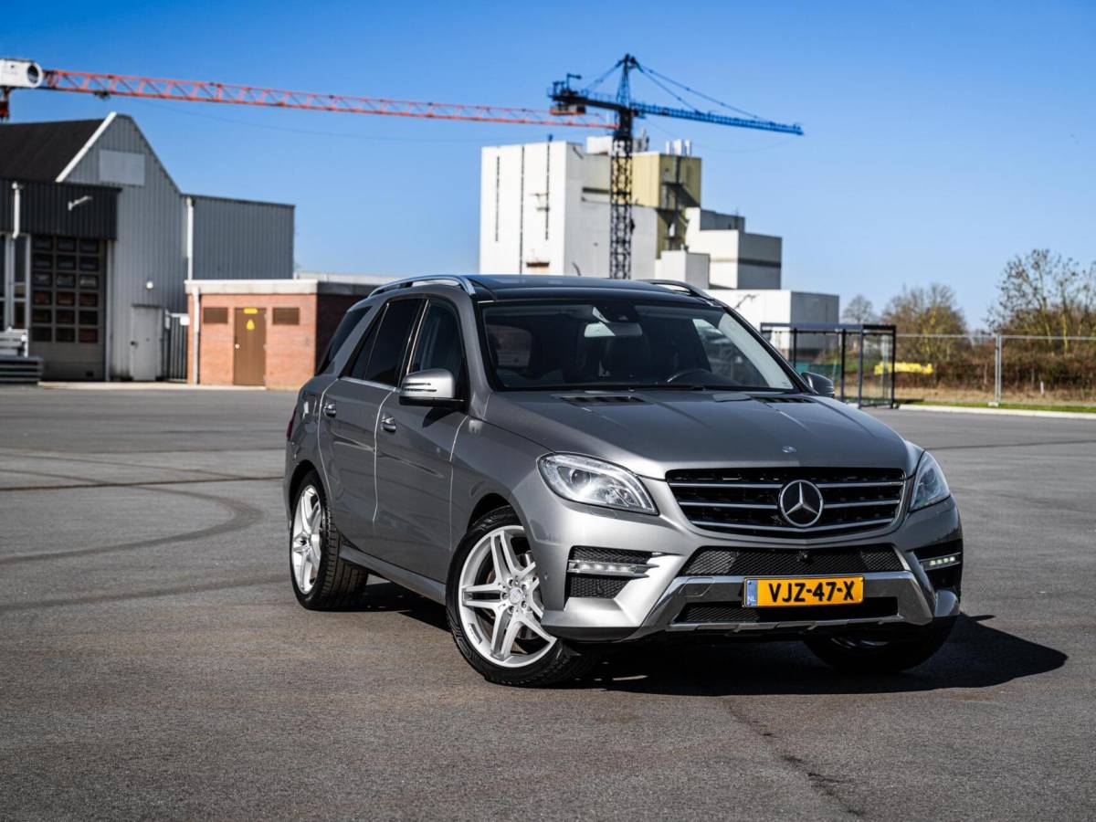 Mercedes-Benz M-Klasse Mercedes M-klasse ML 350 BlueTec AMG Grijs Kenteken Panorama Trekhaak 3500KG Distronic Xenon Luchtvering