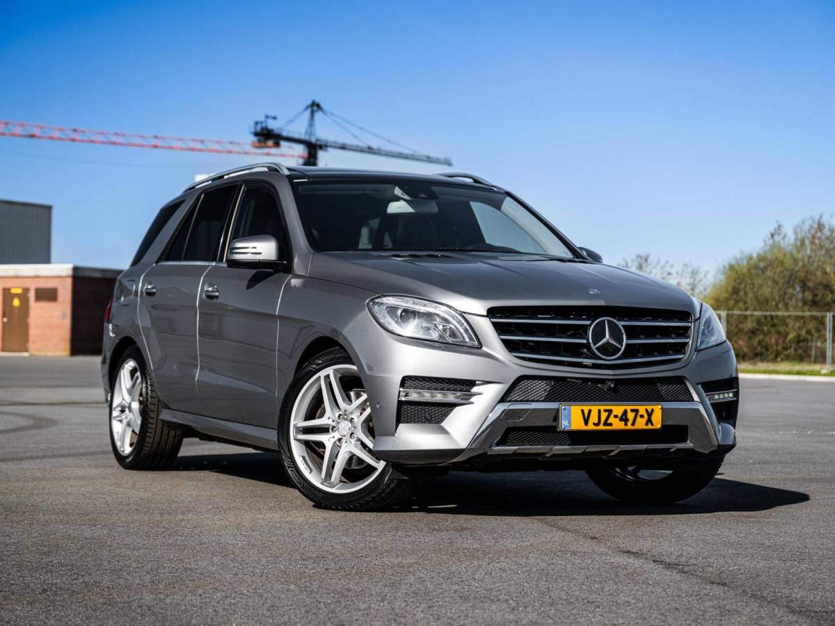 Mercedes-Benz M-Klasse Mercedes M-klasse ML 350 BlueTec AMG Grijs Kenteken Panorama Trekhaak 3500KG Distronic Xenon Luchtvering