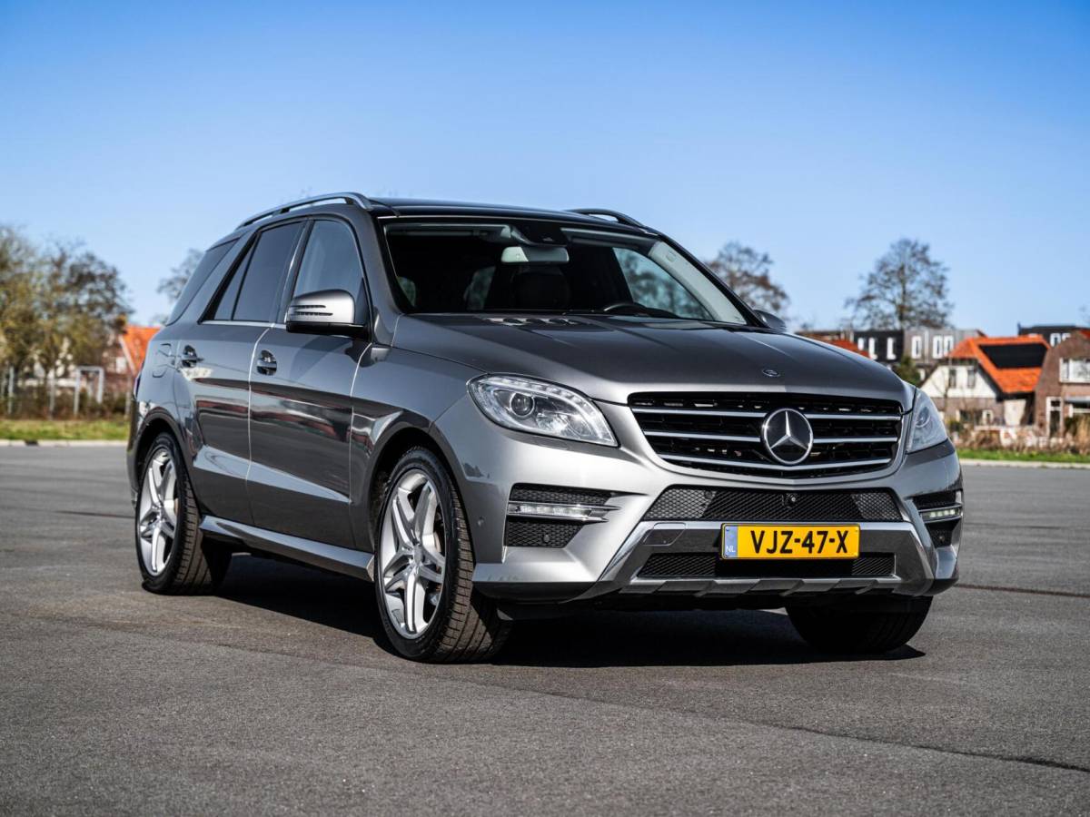 Mercedes-Benz M-Klasse Mercedes M-klasse ML 350 BlueTec AMG Grijs Kenteken Panorama Trekhaak 3500KG Distronic Xenon Luchtvering