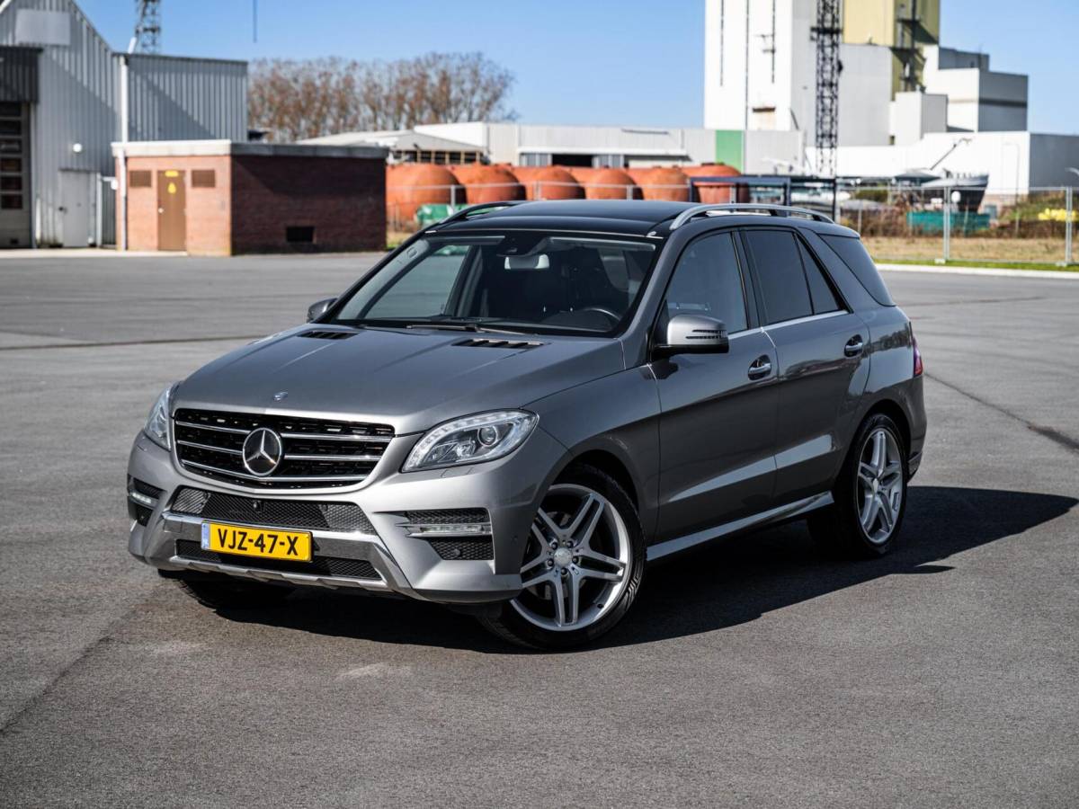 Mercedes-Benz M-Klasse Mercedes M-klasse ML 350 BlueTec AMG Grijs Kenteken Panorama Trekhaak 3500KG Distronic Xenon Luchtvering