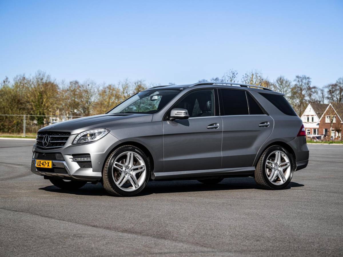 Mercedes-Benz M-Klasse Mercedes M-klasse ML 350 BlueTec AMG Grijs Kenteken Panorama Trekhaak 3500KG Distronic Xenon Luchtvering