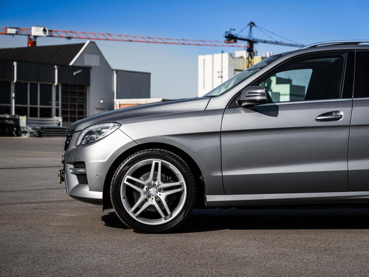 Mercedes-Benz M-Klasse Mercedes M-klasse ML 350 BlueTec AMG Grijs Kenteken Panorama Trekhaak 3500KG Distronic Xenon Luchtvering