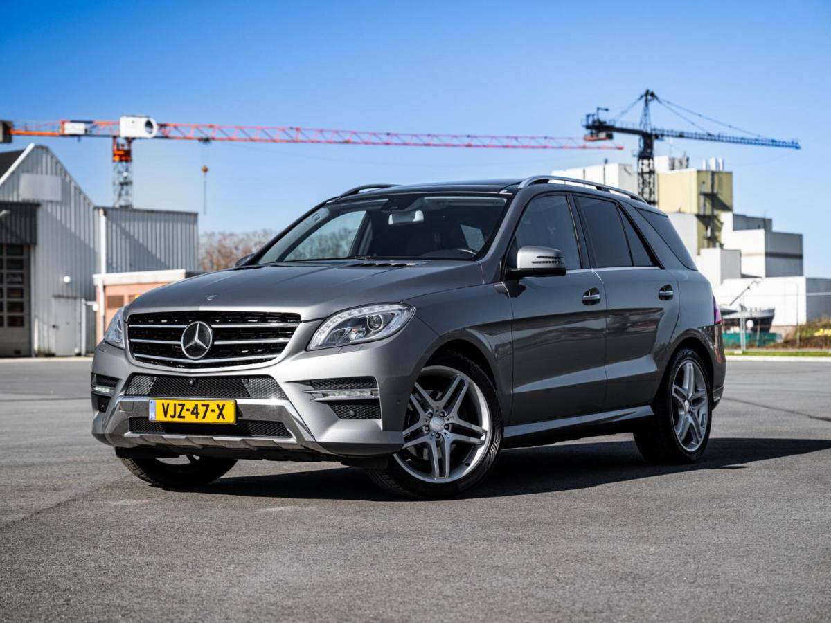 Mercedes-Benz M-Klasse Mercedes M-klasse ML 350 BlueTec AMG Grijs Kenteken Panorama Trekhaak 3500KG Distronic Xenon Luchtvering