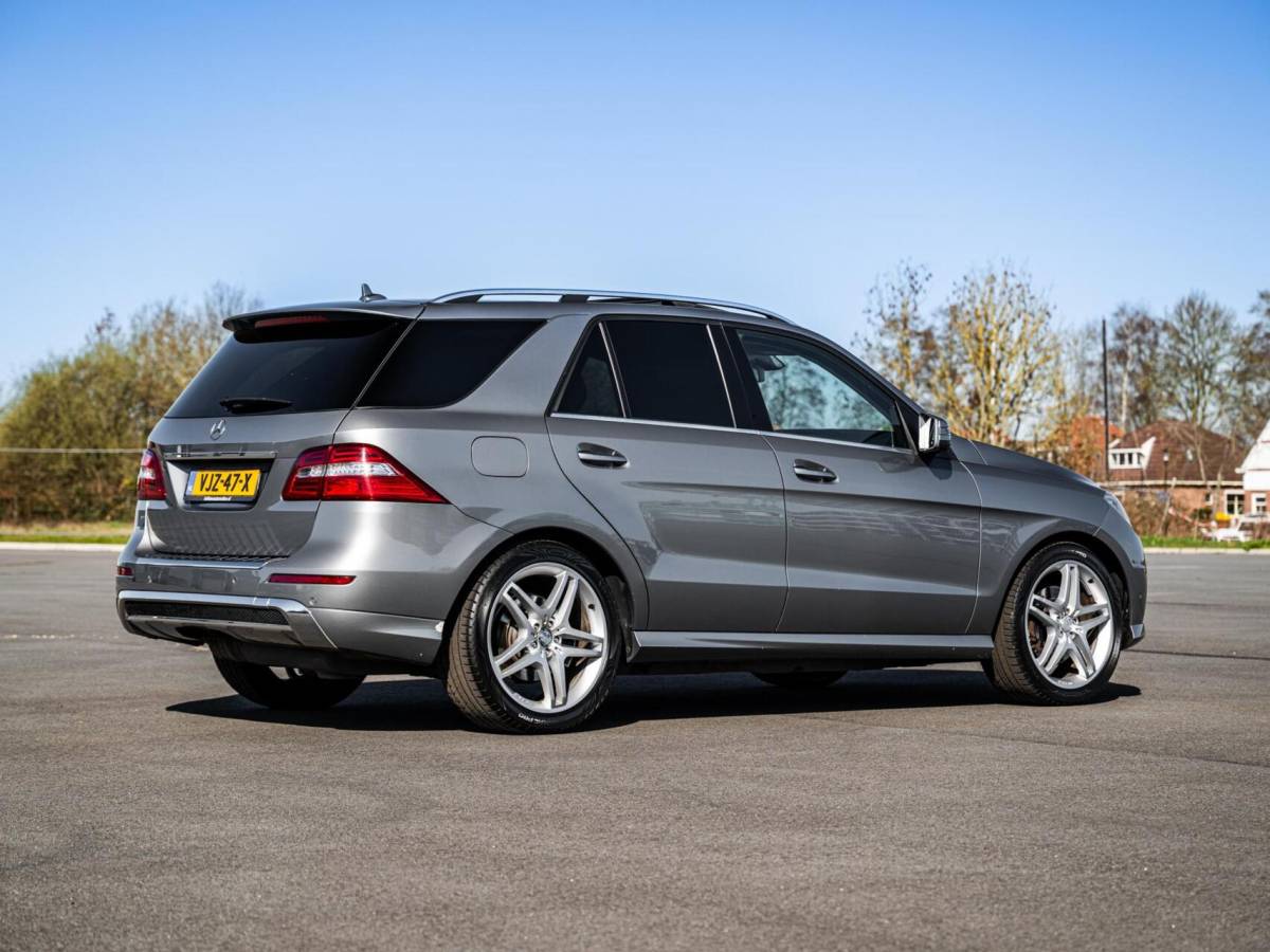 Mercedes-Benz M-Klasse Mercedes M-klasse ML 350 BlueTec AMG Grijs Kenteken Panorama Trekhaak 3500KG Distronic Xenon Luchtvering