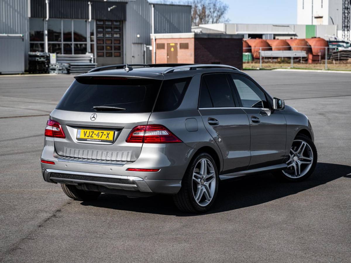 Mercedes-Benz M-Klasse Mercedes M-klasse ML 350 BlueTec AMG Grijs Kenteken Panorama Trekhaak 3500KG Distronic Xenon Luchtvering