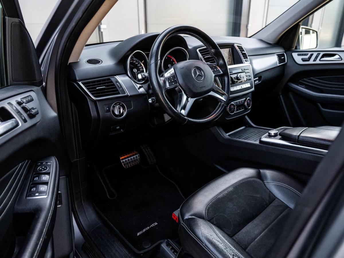 Mercedes-Benz M-Klasse Mercedes M-klasse ML 350 BlueTec AMG Grijs Kenteken Panorama Trekhaak 3500KG Distronic Xenon Luchtvering