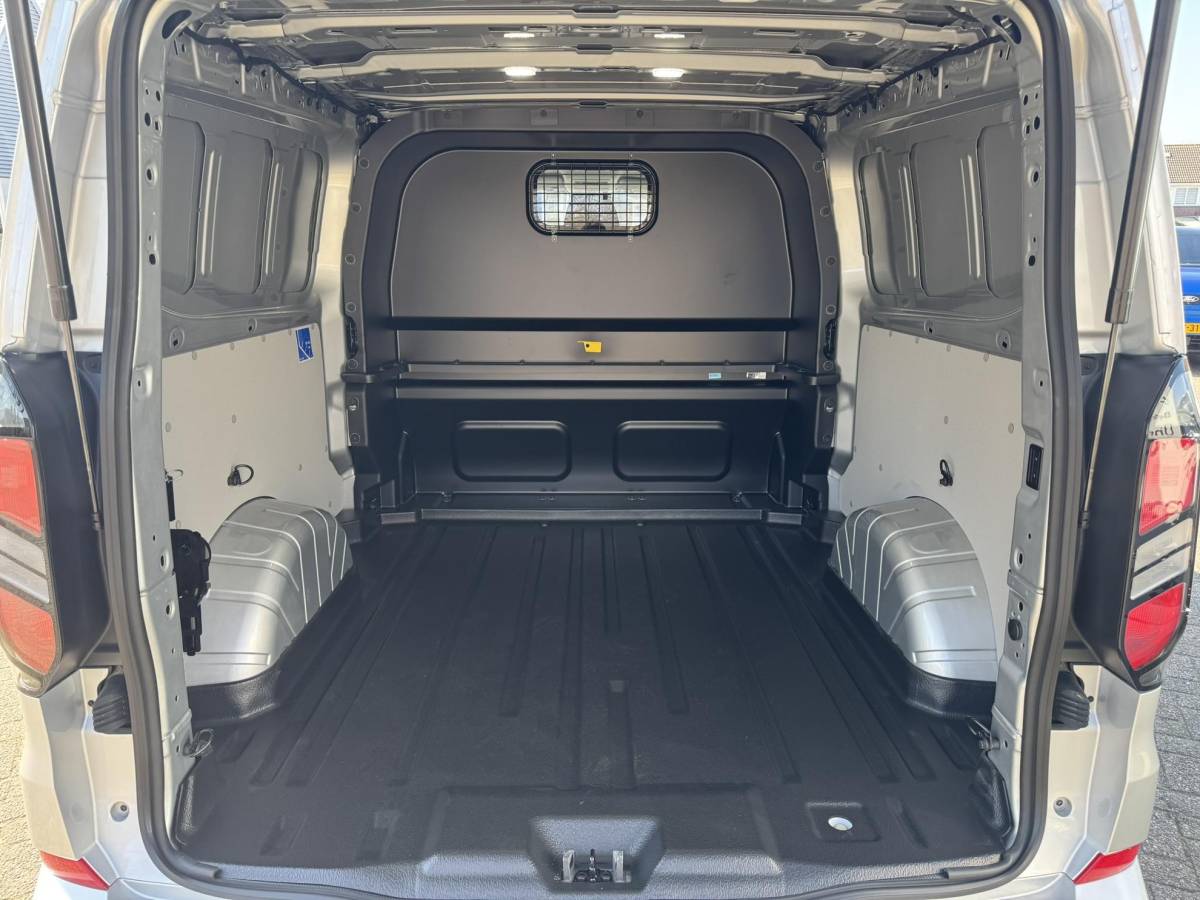 Ford Transit Custom Ford Transit Custom 320 2.5 PHEV L2H1 Limited DC |SCI| Dubbele cabine | Dubbele schuifdeur | 360 graden camera | Adaptieve cruise control | 8-weg verstelbare en verwarmbare passagiersstoel | Inklapbare trekhaak | 17 inch velgen | AGM accu | Reservewiel | 12V aanlsuitpunt