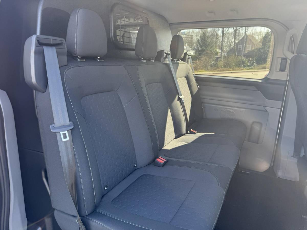 Ford Transit Custom Ford Transit Custom 320 2.5 PHEV L2H1 Limited DC |SCI| Dubbele cabine | Dubbele schuifdeur | 360 graden camera | Adaptieve cruise control | 8-weg verstelbare en verwarmbare passagiersstoel | Inklapbare trekhaak | 17 inch velgen | AGM accu | Reservewiel | 12V aanlsuitpunt