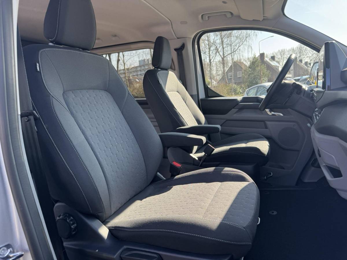 Ford Transit Custom Ford Transit Custom 320 2.5 PHEV L2H1 Limited DC |SCI| Dubbele cabine | Dubbele schuifdeur | 360 graden camera | Adaptieve cruise control | 8-weg verstelbare en verwarmbare passagiersstoel | Inklapbare trekhaak | 17 inch velgen | AGM accu | Reservewiel | 12V aanlsuitpunt