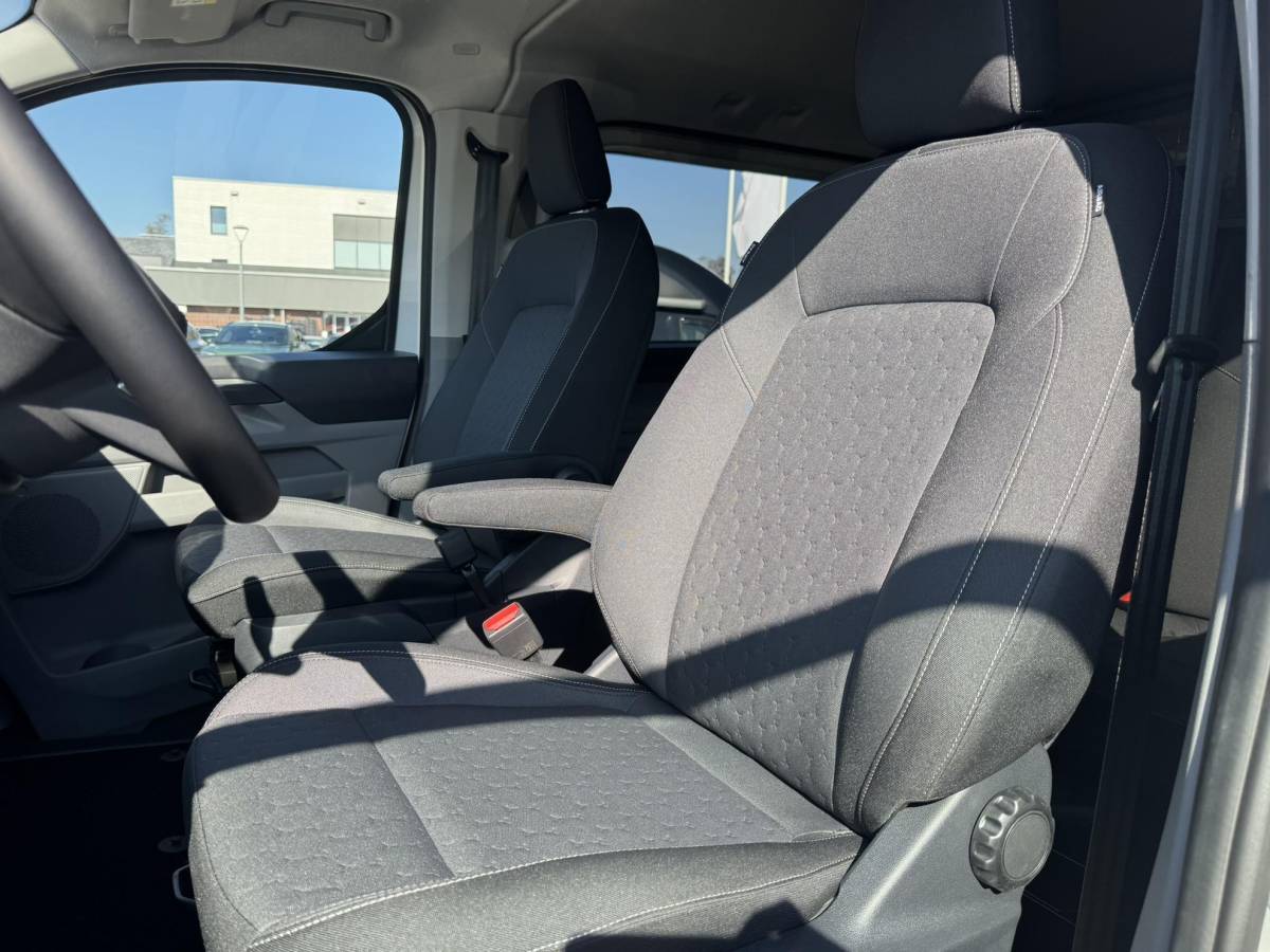 Ford Transit Custom Ford Transit Custom 320 2.5 PHEV L2H1 Limited DC |SCI| Dubbele cabine | Dubbele schuifdeur | 360 graden camera | Adaptieve cruise control | 8-weg verstelbare en verwarmbare passagiersstoel | Inklapbare trekhaak | 17 inch velgen | AGM accu | Reservewiel | 12V aanlsuitpunt