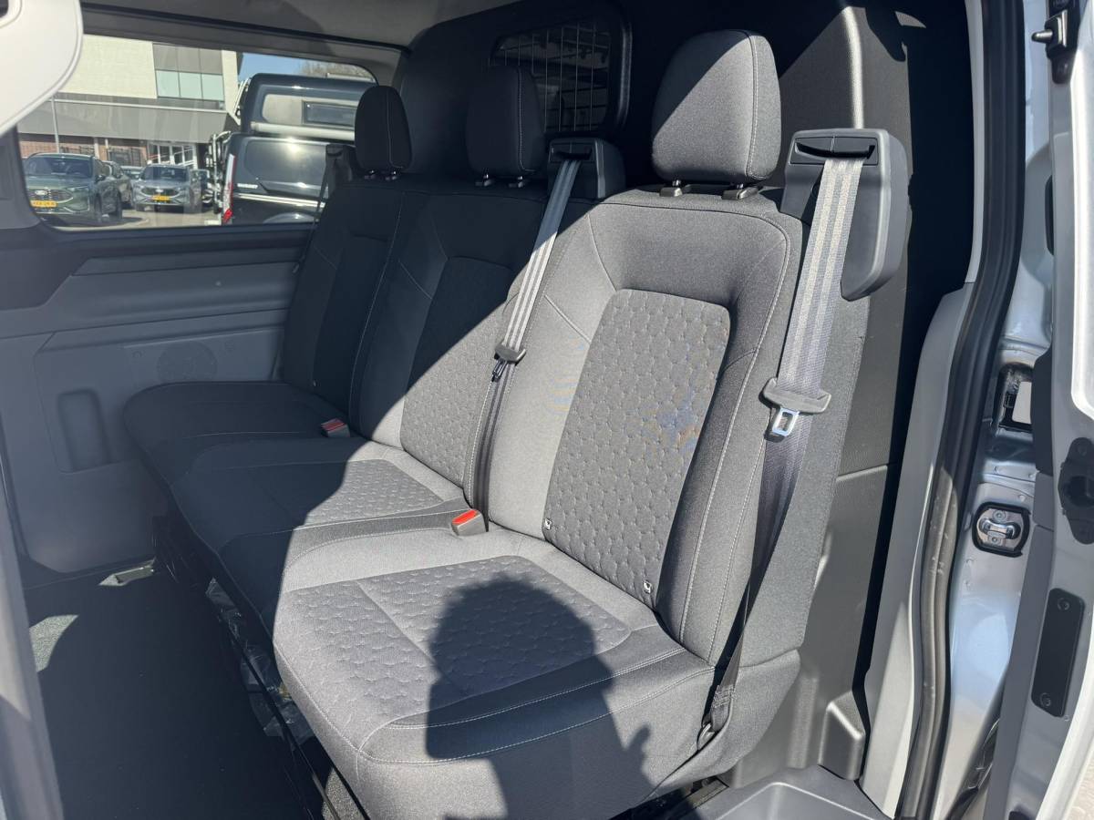 Ford Transit Custom Ford Transit Custom 320 2.5 PHEV L2H1 Limited DC |SCI| Dubbele cabine | Dubbele schuifdeur | 360 graden camera | Adaptieve cruise control | 8-weg verstelbare en verwarmbare passagiersstoel | Inklapbare trekhaak | 17 inch velgen | AGM accu | Reservewiel | 12V aanlsuitpunt