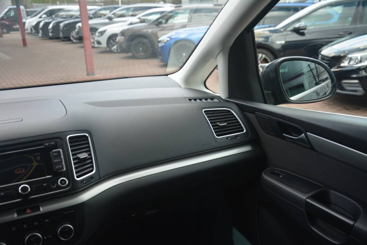 Volkswagen  Volkswagen Sharan 2.0 TDI Highline BlueMotion | Navigatie | Radio | Cruise | Elek Ramen | NL auto!! | VAN Grijs kenteken UNIEK!!!!