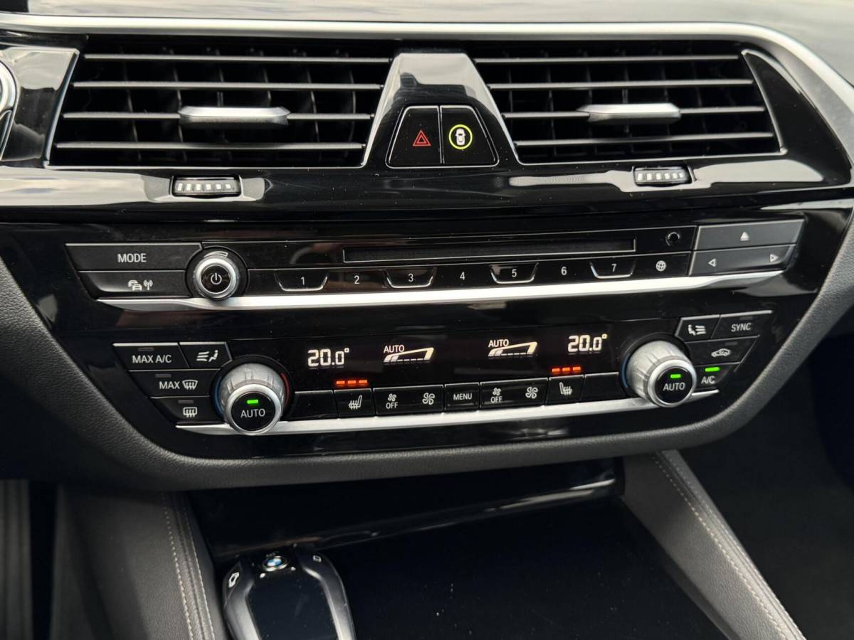 BMW 5 Serie BMW 5-serie 520i High Executive Edition Virtualcockpit/Leer/LED/Camera/Stoelverwarming/Trekhaak