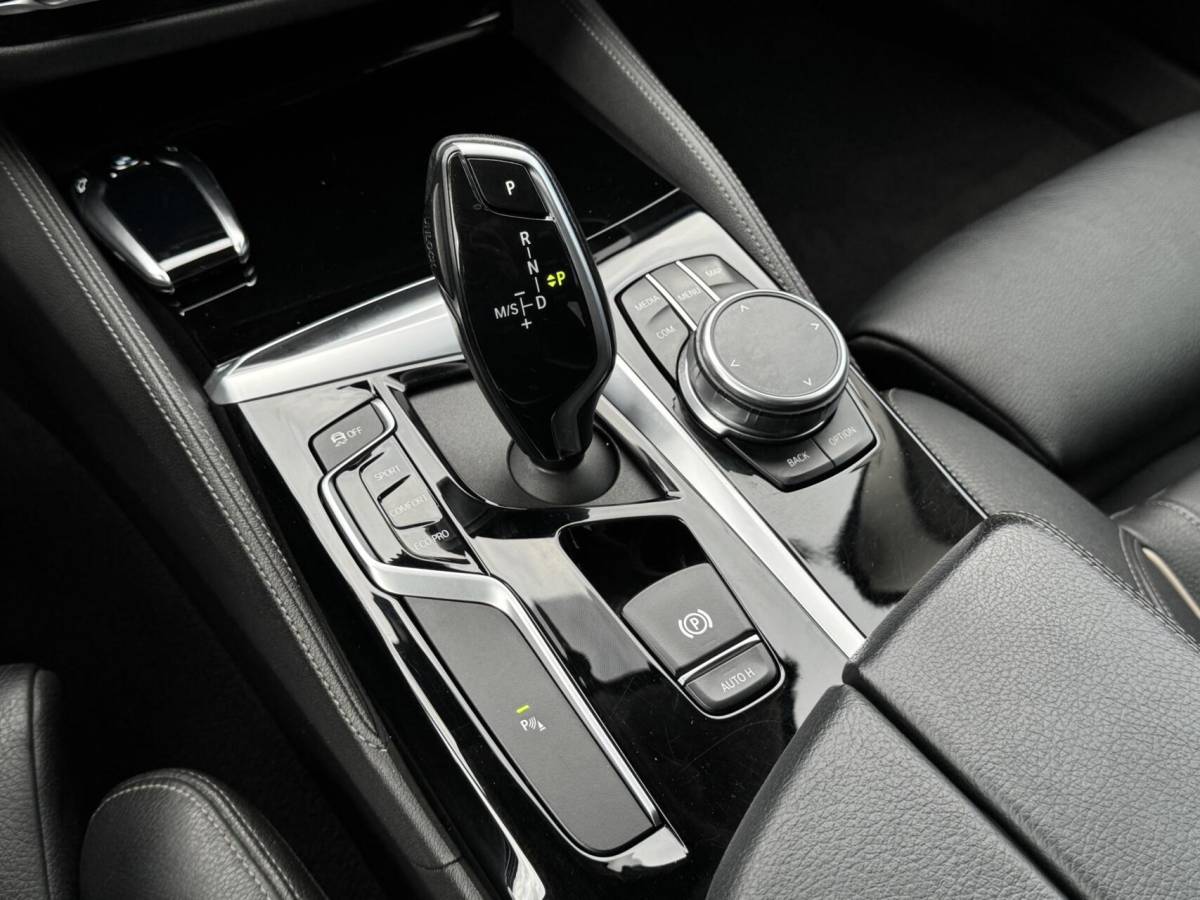 BMW 5 Serie BMW 5-serie 520i High Executive Edition Virtualcockpit/Leer/LED/Camera/Stoelverwarming/Trekhaak