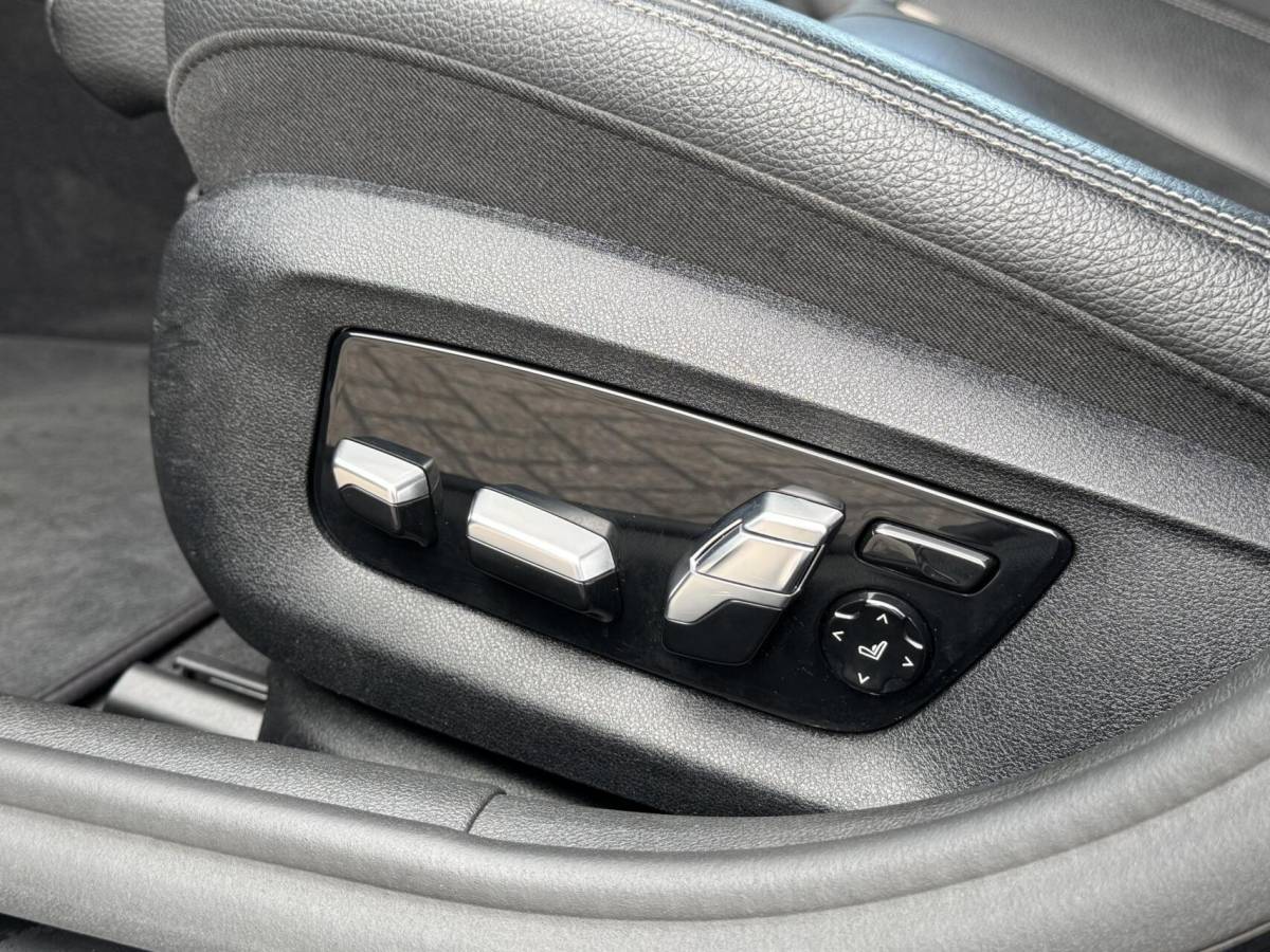 BMW 5 Serie BMW 5-serie 520i High Executive Edition Virtualcockpit/Leer/LED/Camera/Stoelverwarming/Trekhaak