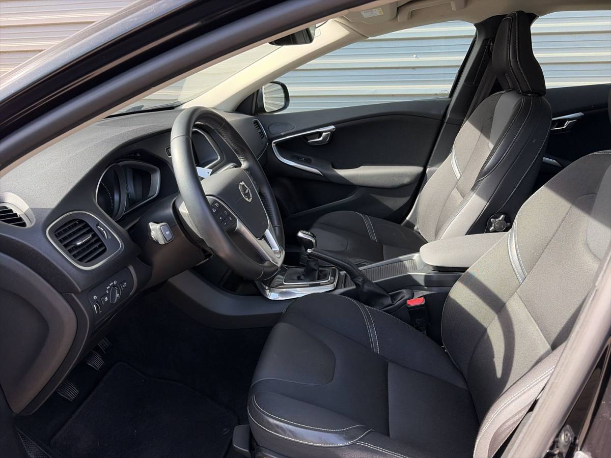 Volvo V40 Volvo V40 2.0 T3 Nordic+ / afneembare trekhaak / 17″ Velgen / Voorruit verwarming /