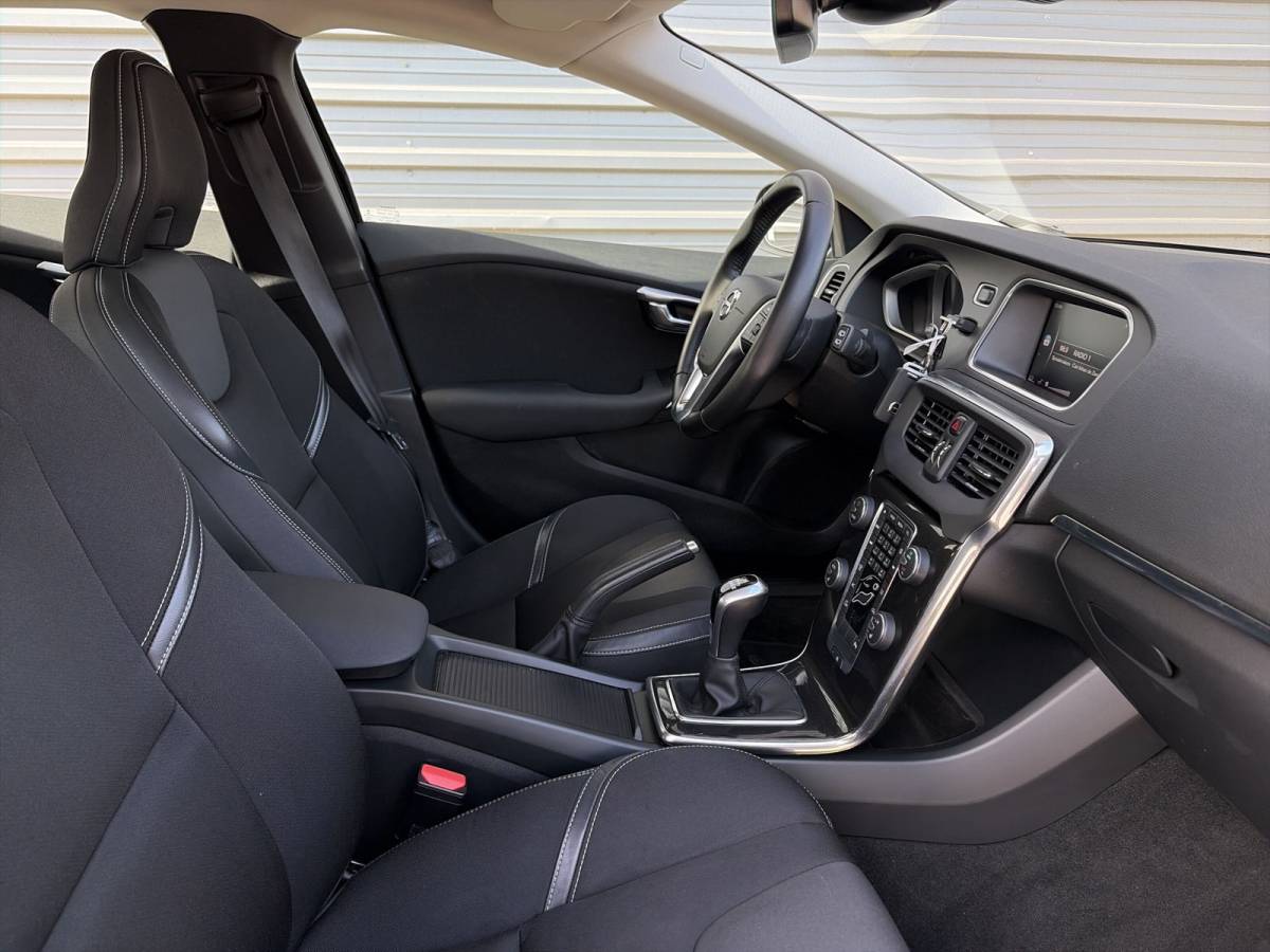 Volvo V40 Volvo V40 2.0 T3 Nordic+ / afneembare trekhaak / 17″ Velgen / Voorruit verwarming /